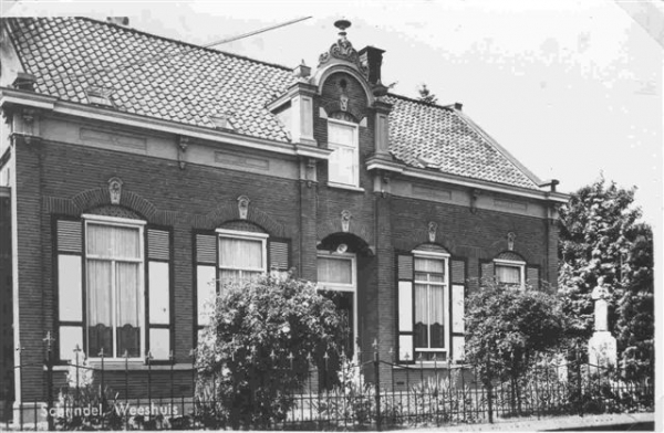 weeshuis.1 voorzijde met tuin en beeld Petrus Donders.jpg